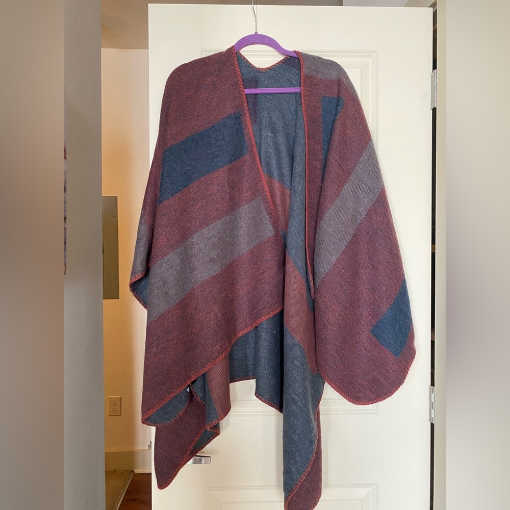 BB Dakota reversible poncho